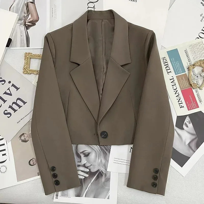 Kurzer Damenblazer mit Knopf