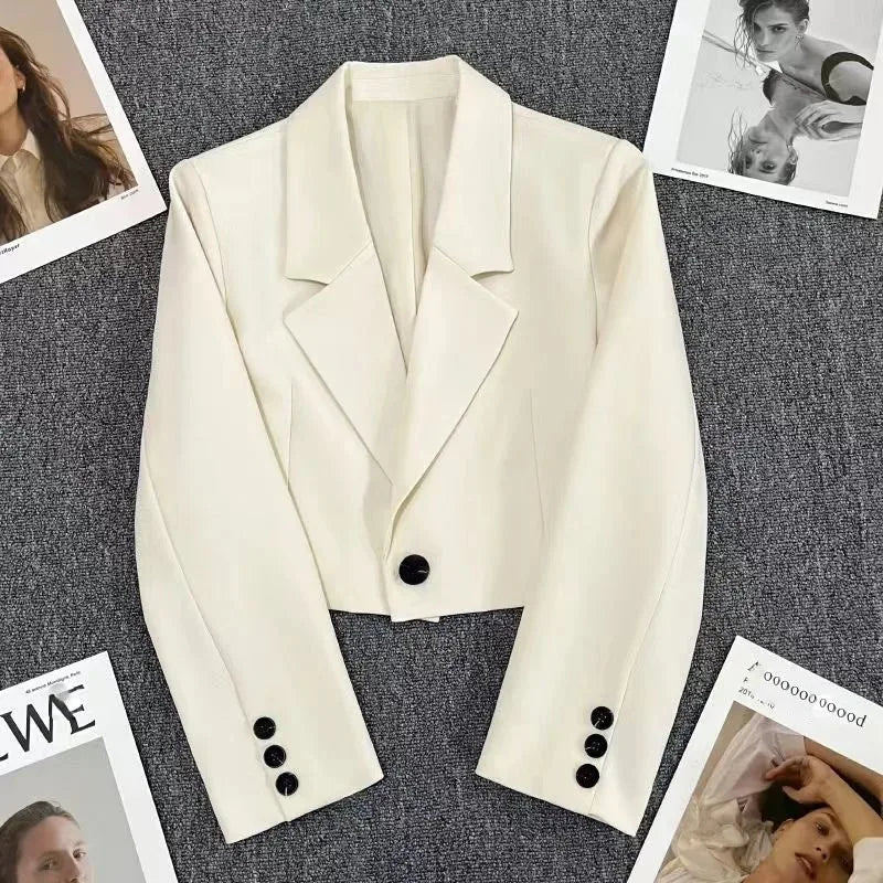 Kurzer Damenblazer mit Knopf