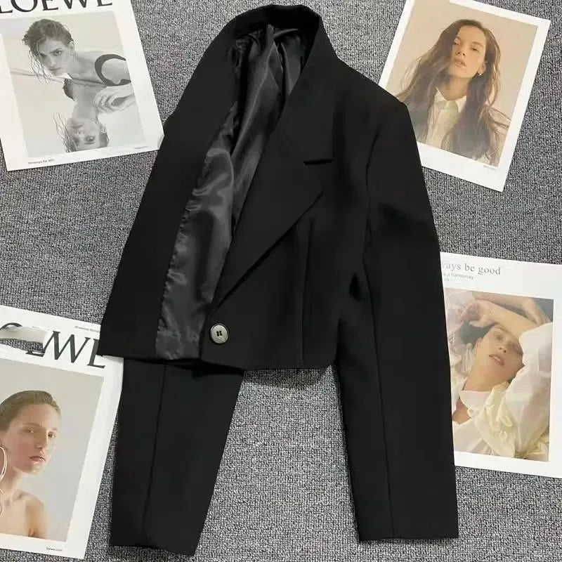Kurzer Damenblazer mit Knopf