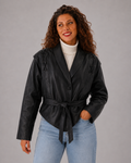 Kurze Damenjacke aus Kunstleder mit Gürtel