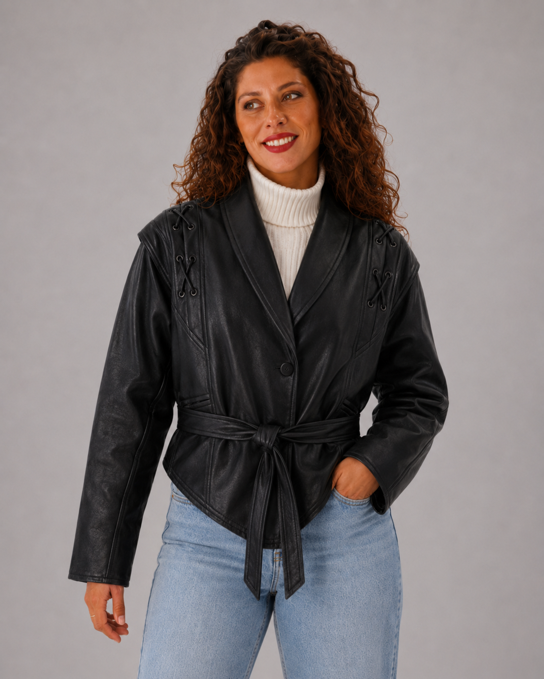 Kurze Damenjacke aus Kunstleder mit Gürtel