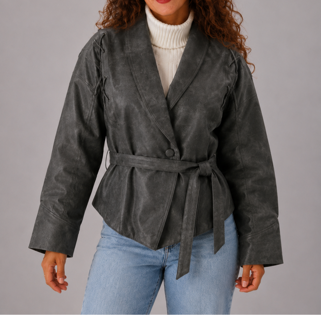 Kurze Damenjacke aus Kunstleder mit Gürtel