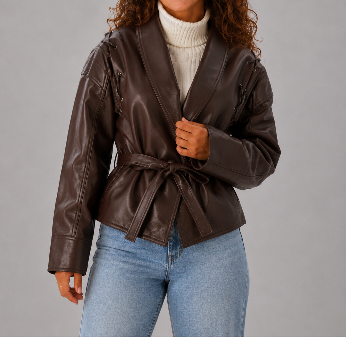 Kurze Damenjacke aus Kunstleder mit Gürtel