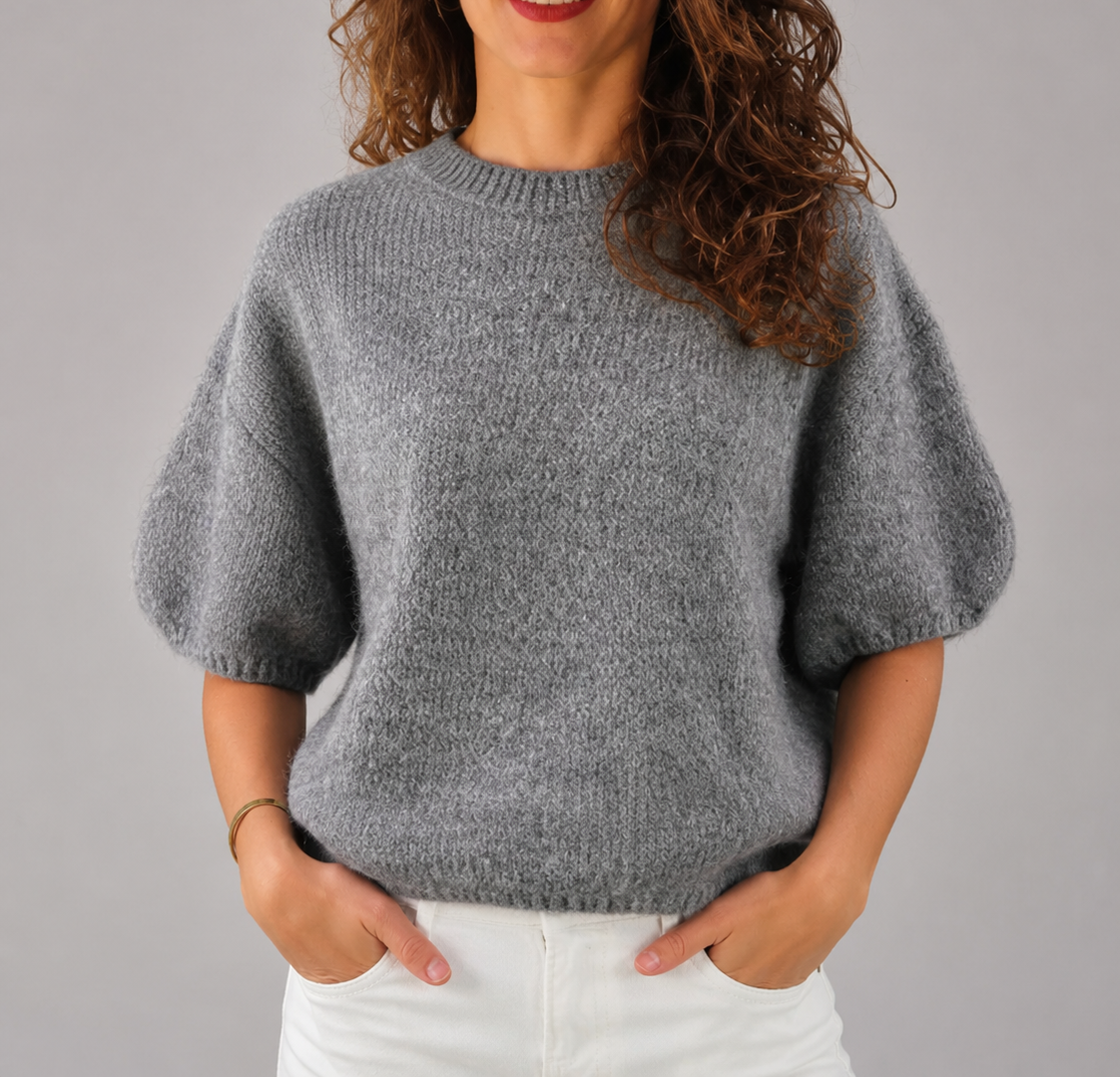 Kurzes Stricktop mit kurzen Ärmeln
