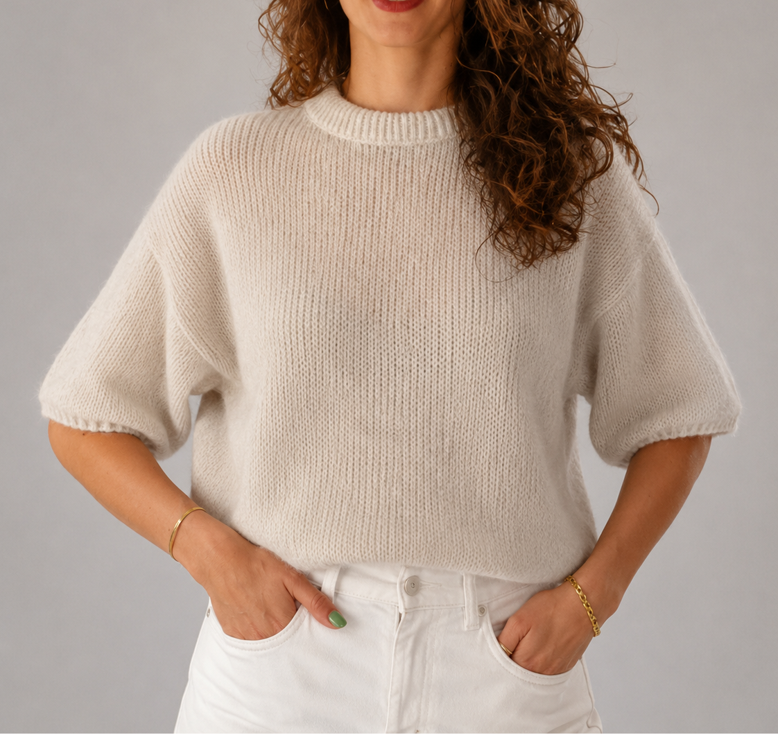 Kurzes Stricktop mit kurzen Ärmeln
