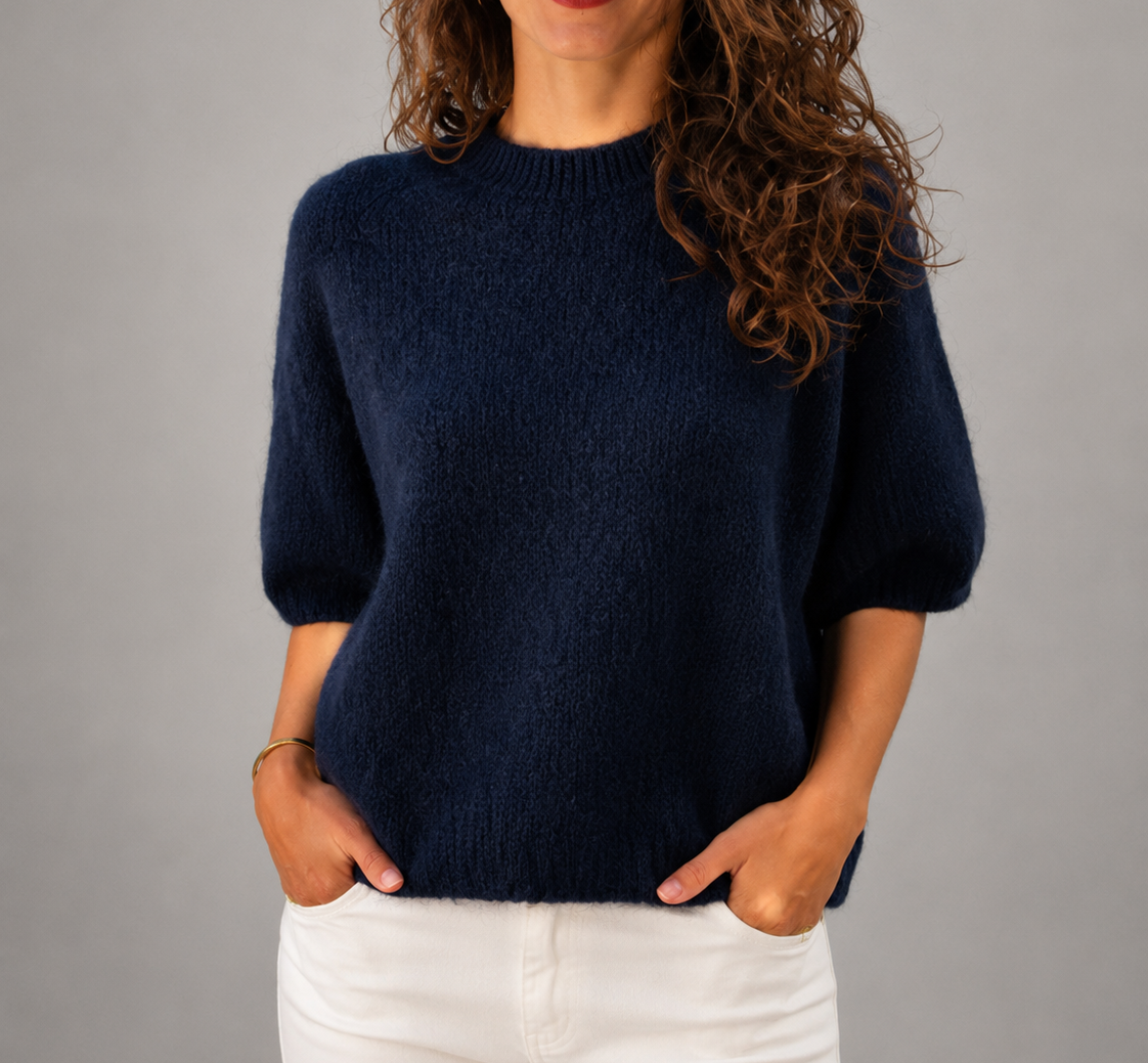 Kurzes Stricktop mit kurzen Ärmeln