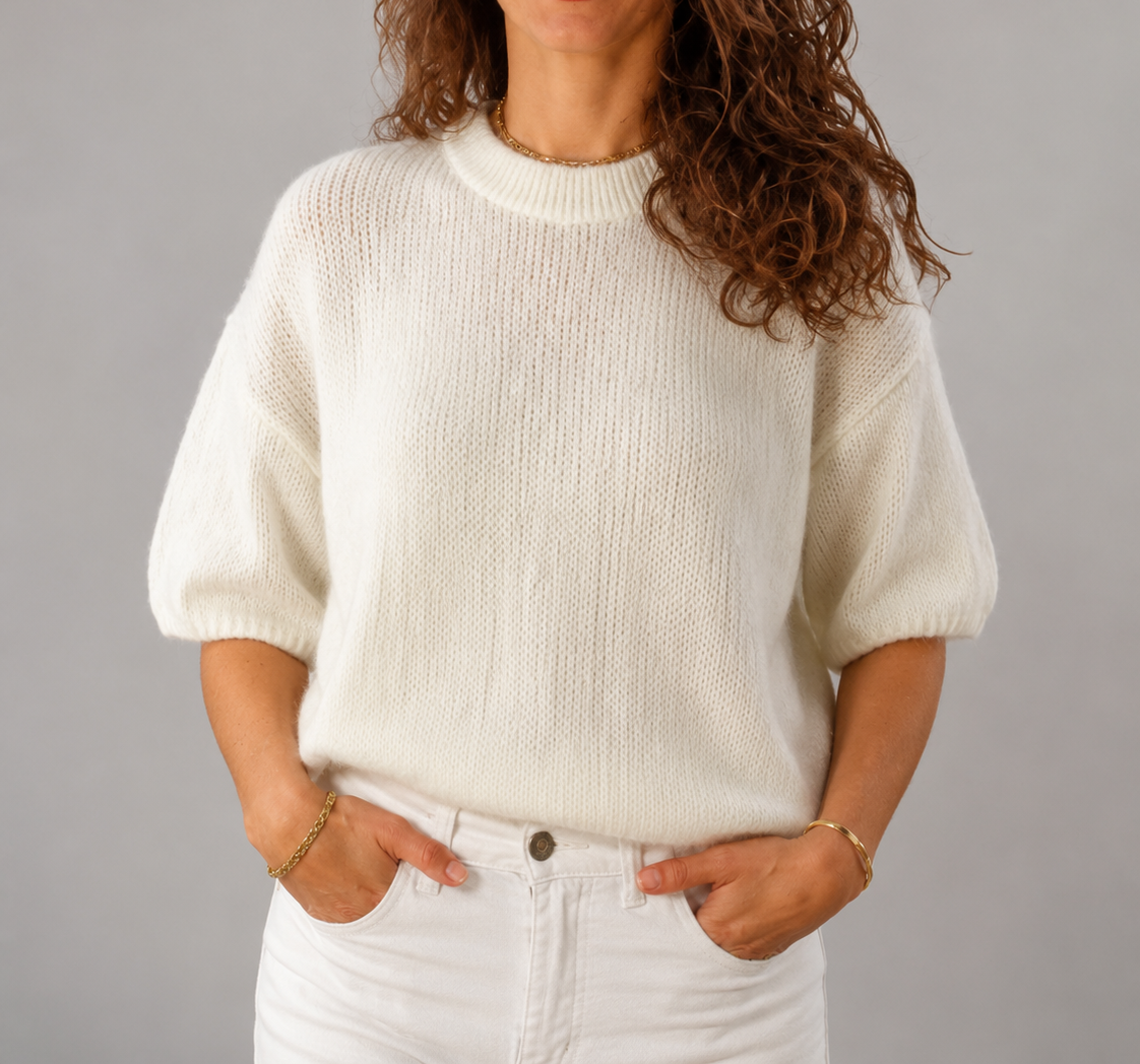 Kurzes Stricktop mit kurzen Ärmeln